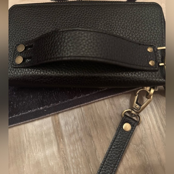 Black Leather zip around wristlet Walt with plenty of space - Picture 6 of 11